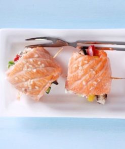 Khi cá chín mang cá ra đĩa rồi rắc thêm một ít vừng rang 