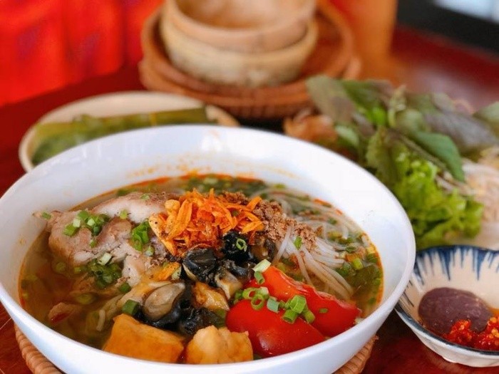 Thành phần ẩm thực nổi tiếng khác nào của vùng miền Việt Nam có sự tương đồng hoặc liên quan đến món bún riêu hải sản?