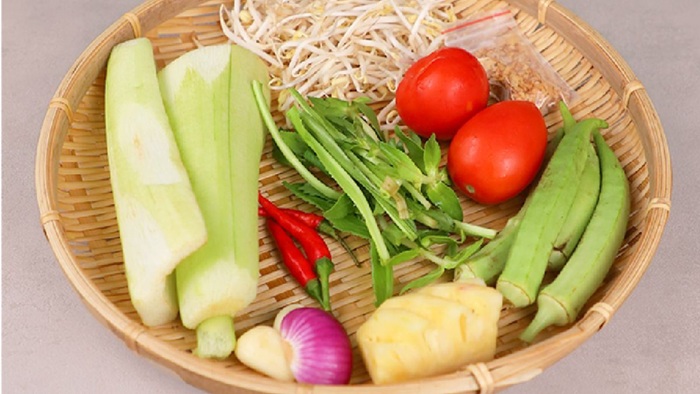 Chuẩn bị nguyên liệu cho món canh chua ốc móng tay